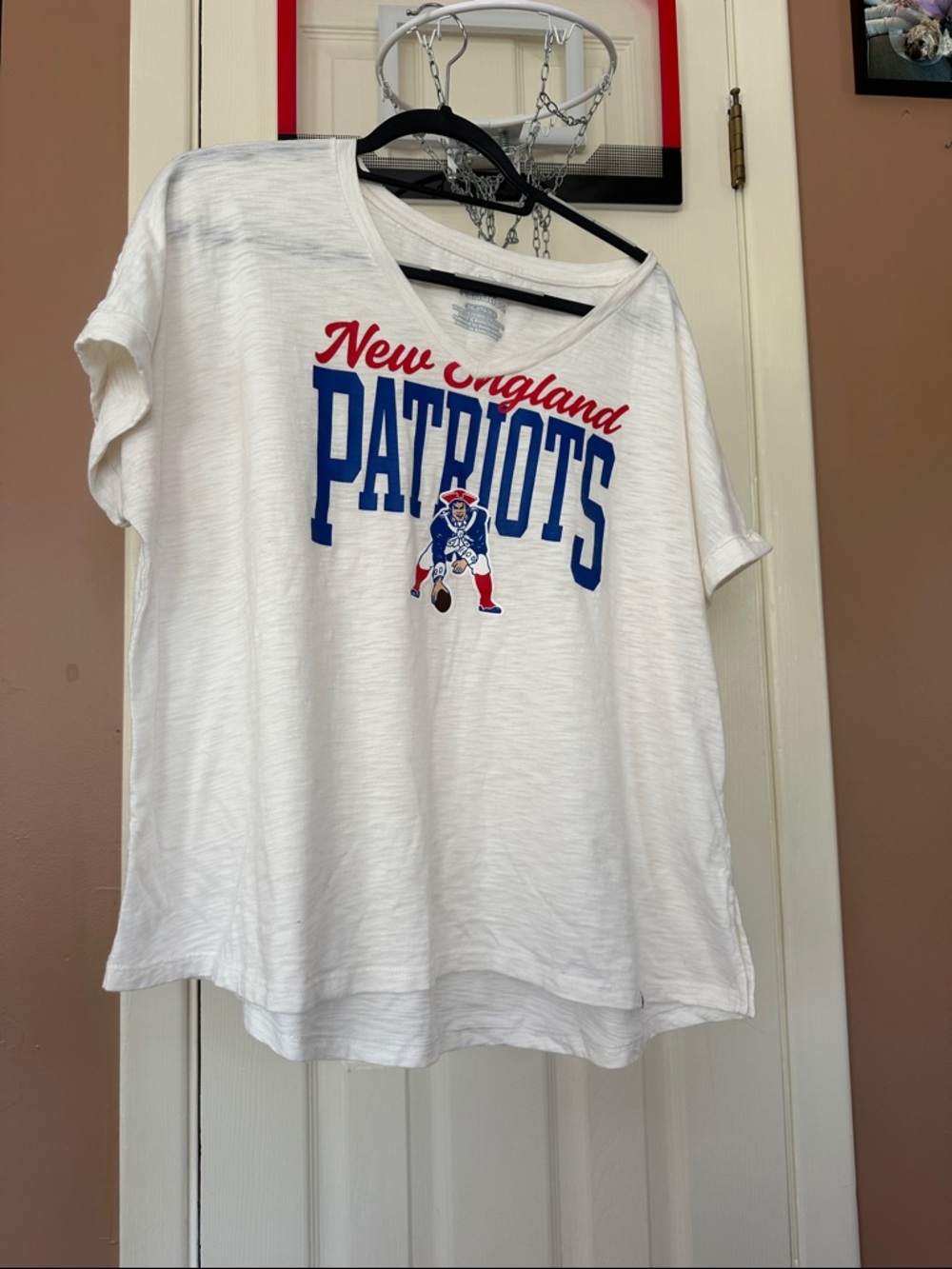 Fanatics Women’s White New England Patriots Tee with Red and Blue Script